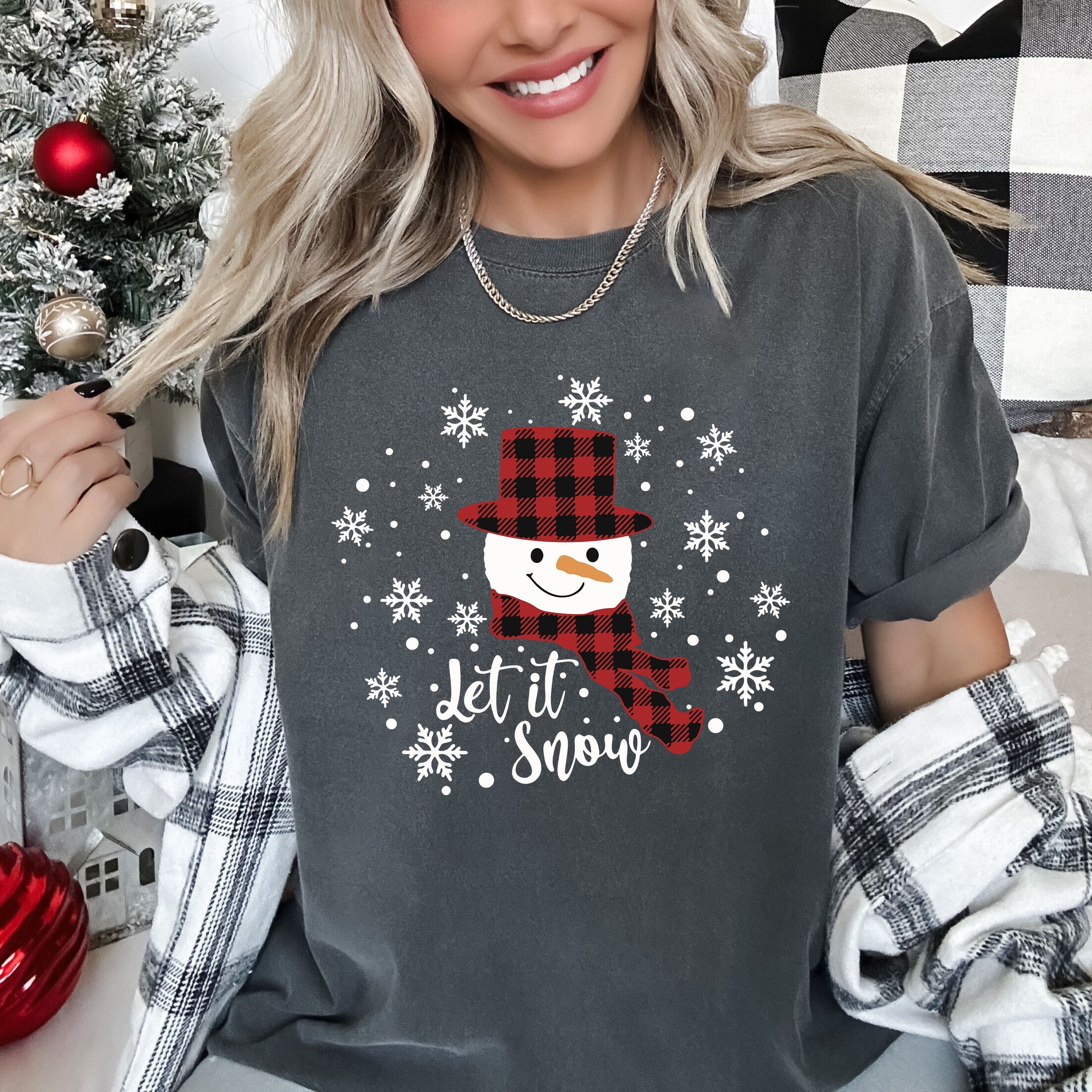 Let It Snow Santa & Snowflakes Retro Vintage Classic Christmas Comfort Colors Tee