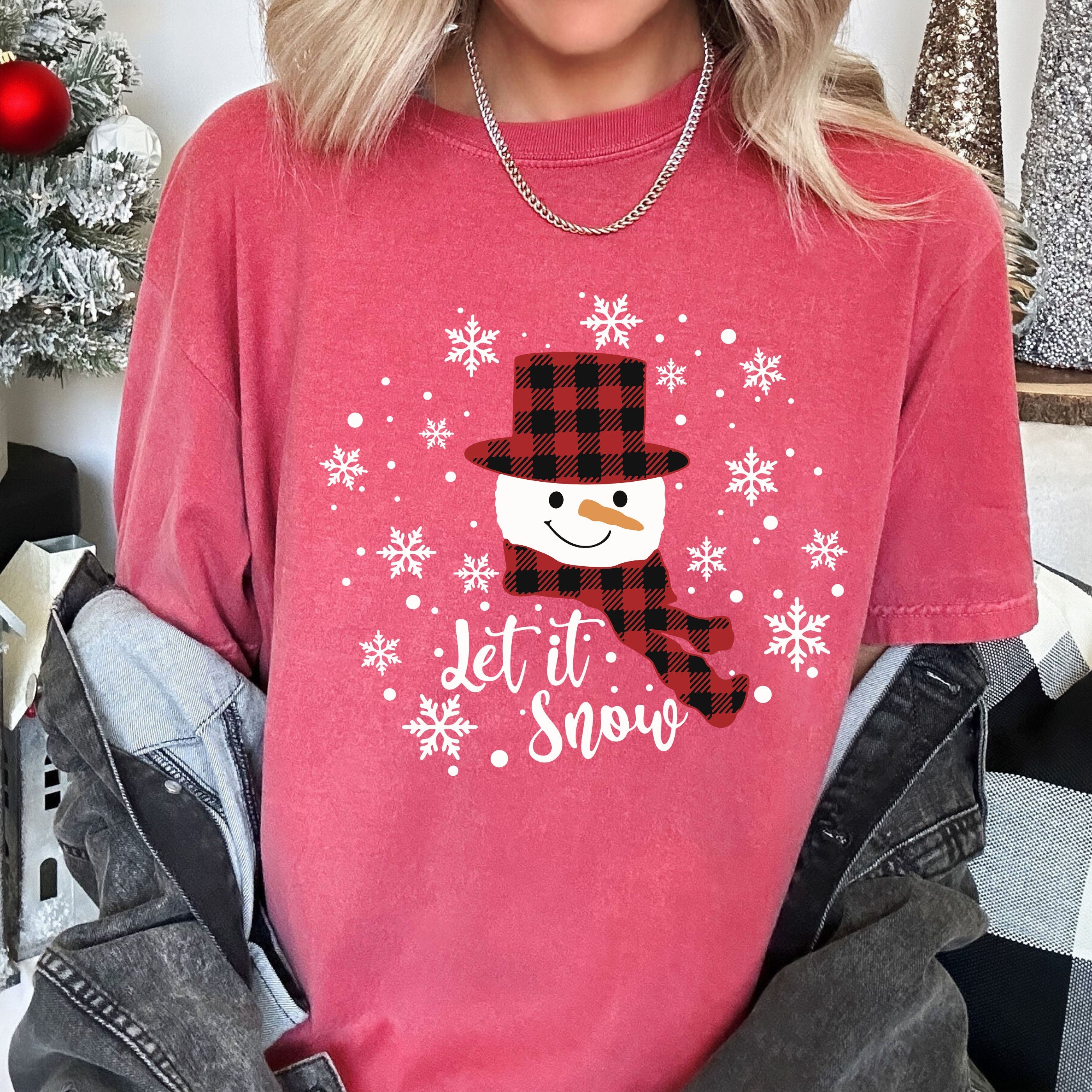 Let It Snow Santa & Snowflakes Retro Vintage Classic Christmas Comfort Colors Tee