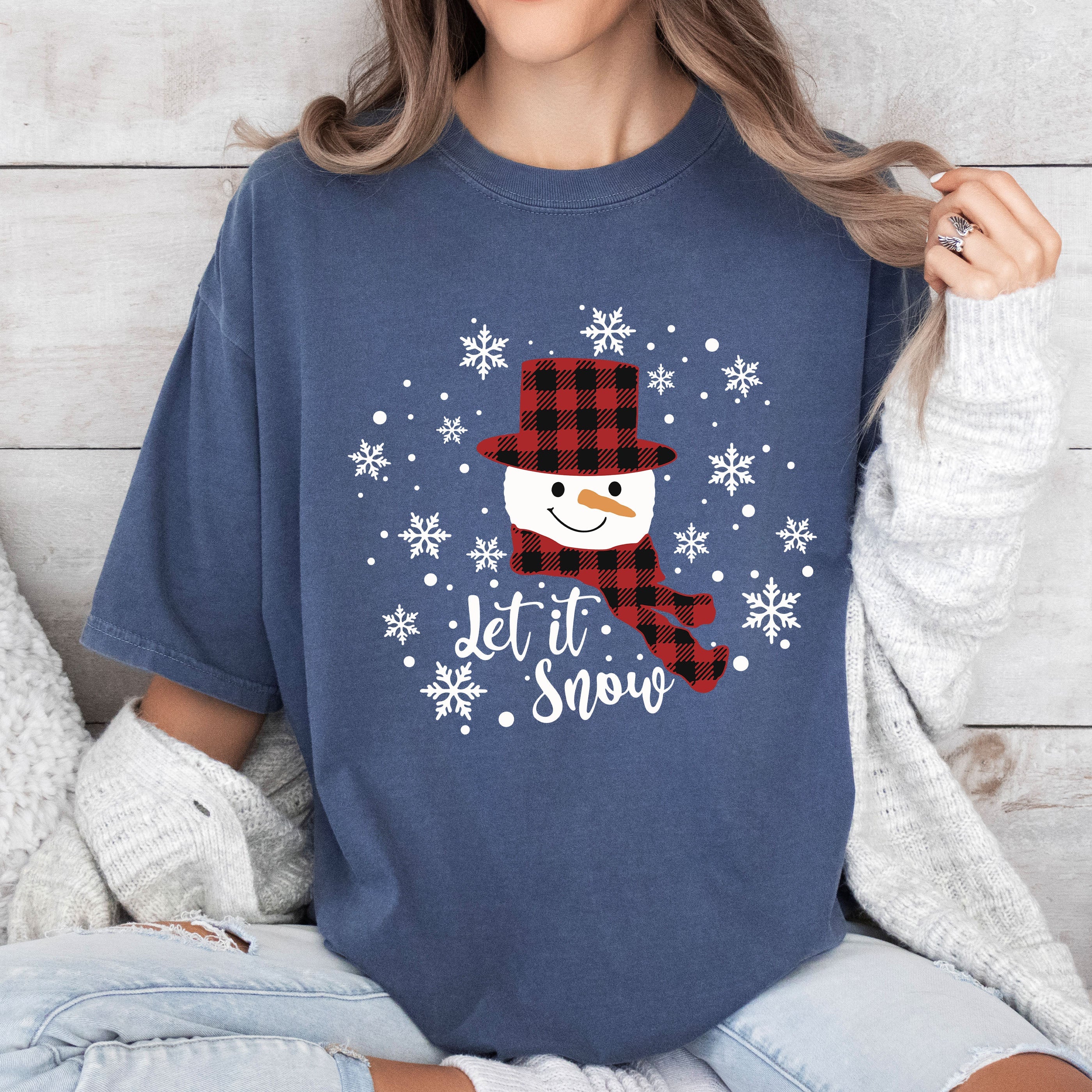Let It Snow Santa & Snowflakes Retro Vintage Classic Christmas Comfort Colors Tee
