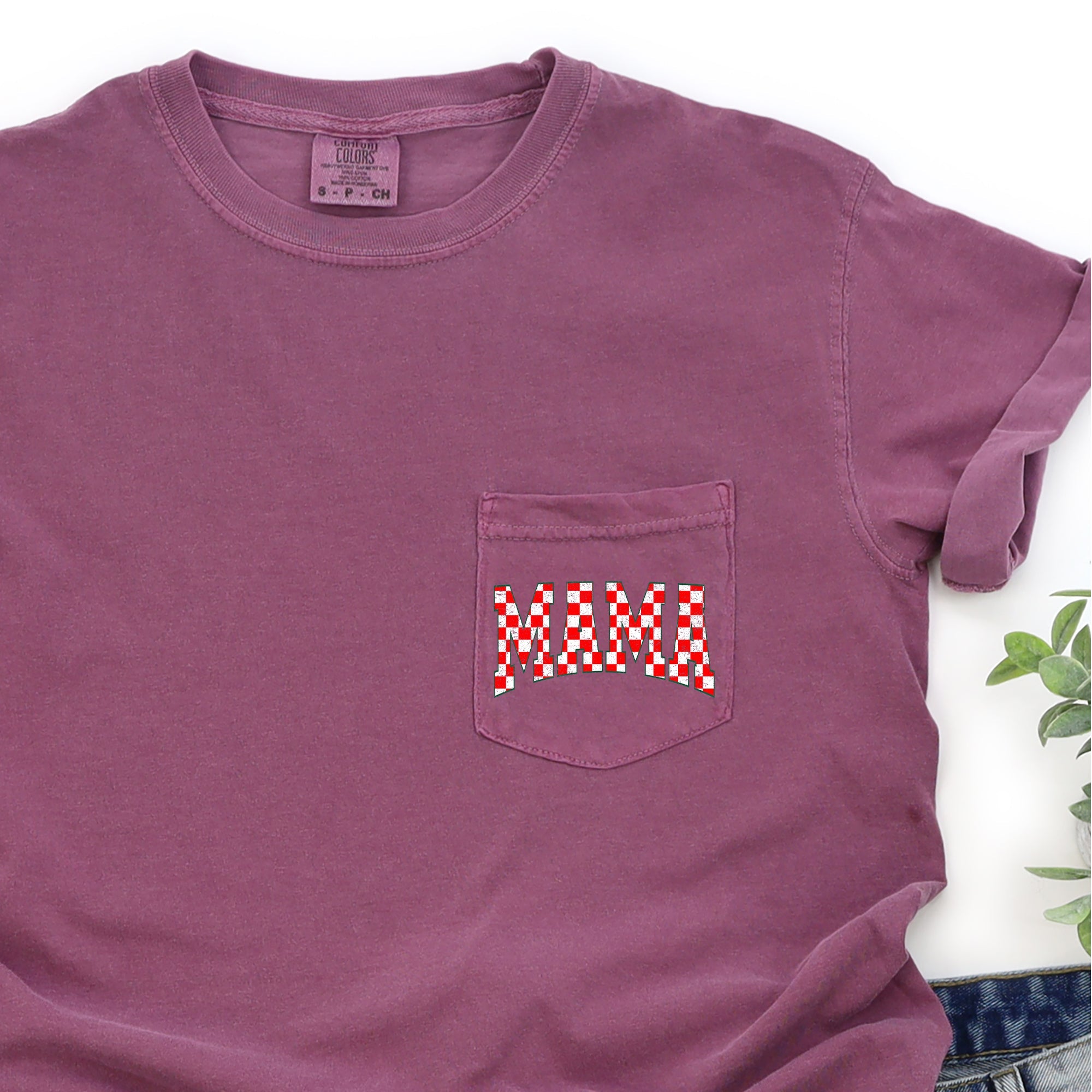 Mama Retro Checkered Christmas Vintage Holiday Cheer Classic Pattern Comfort Colors Tee