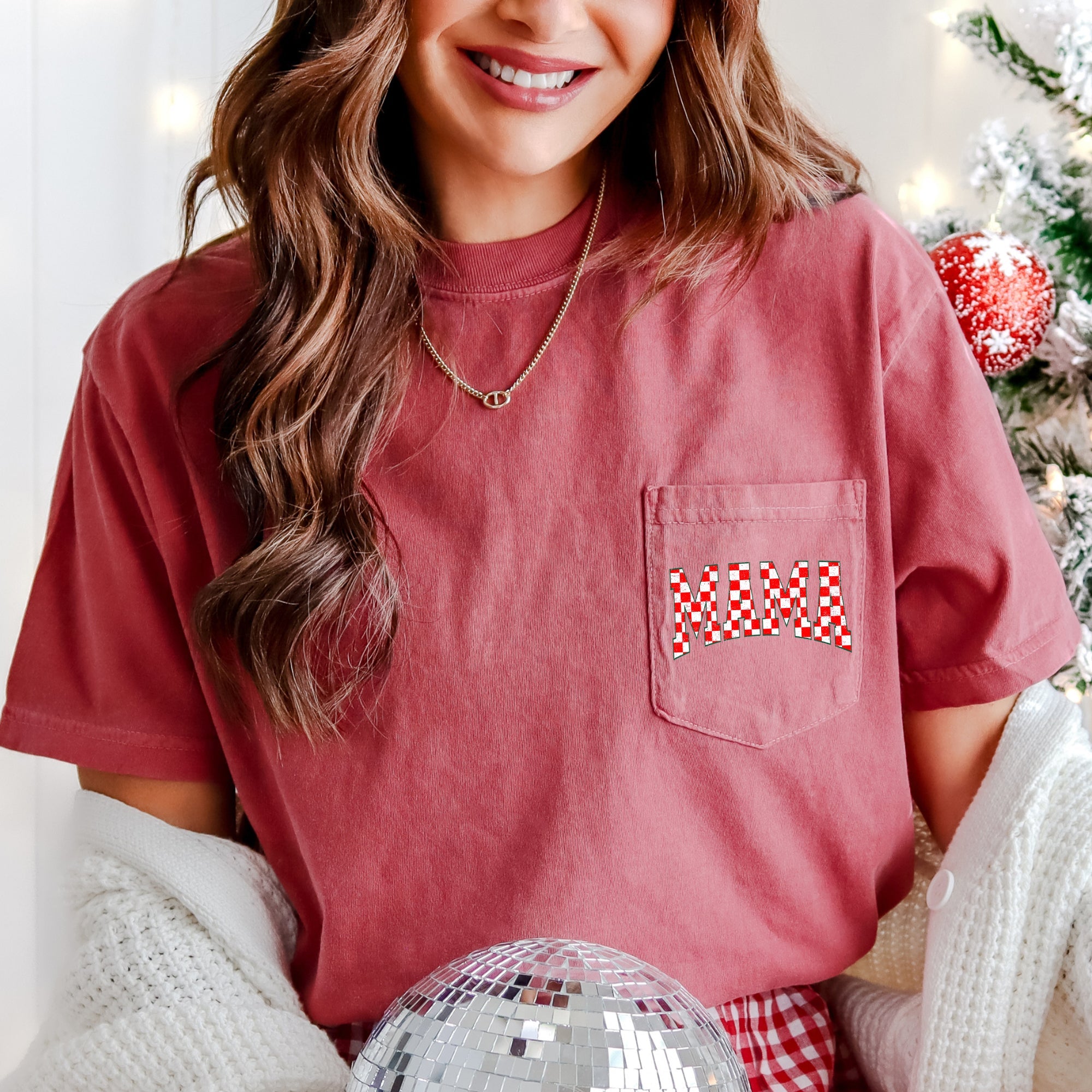 Mama Retro Checkered Christmas Vintage Holiday Cheer Classic Pattern Comfort Colors Tee