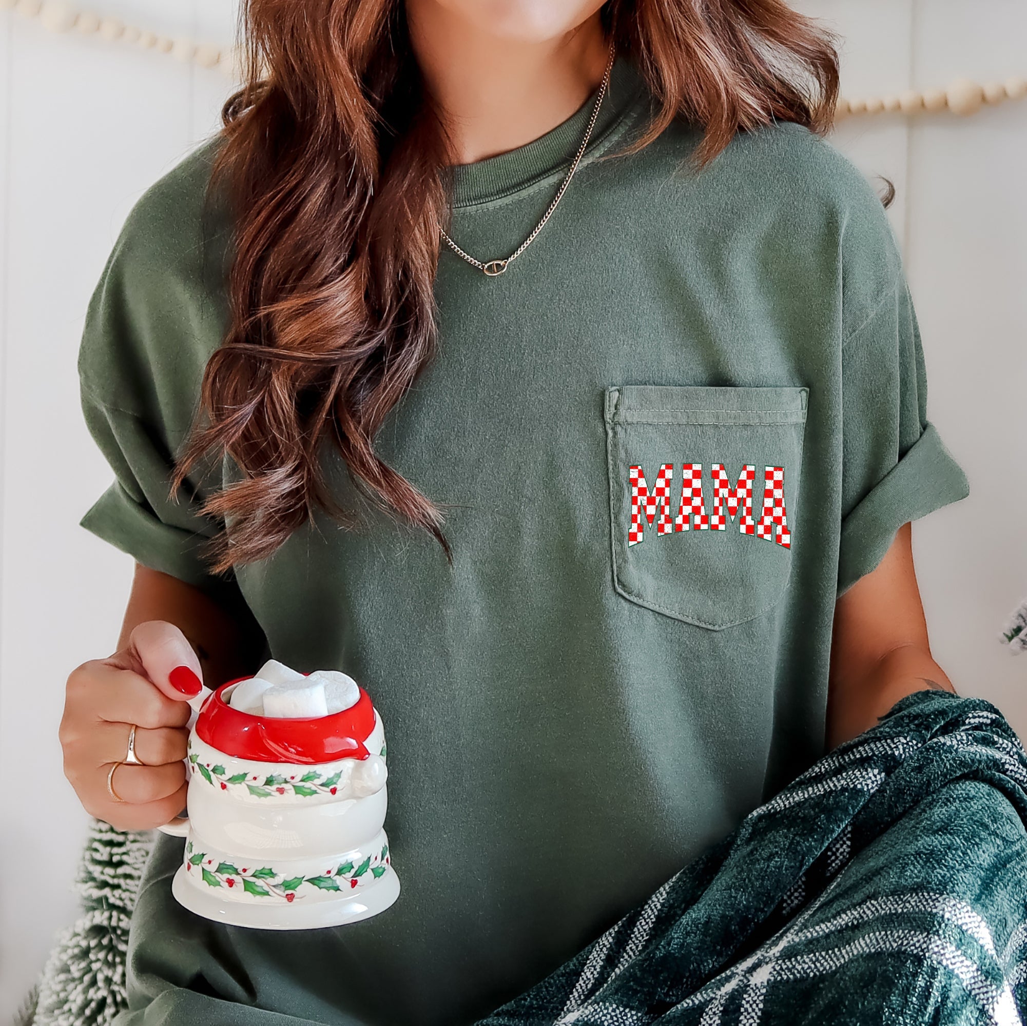 Mama Retro Checkered Christmas Vintage Holiday Cheer Classic Pattern Comfort Colors Tee