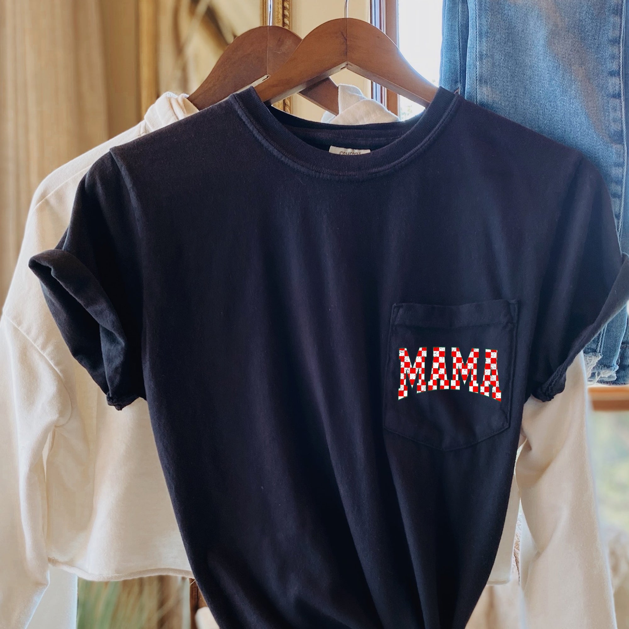 Mama Retro Checkered Christmas Vintage Holiday Cheer Classic Pattern Comfort Colors Tee