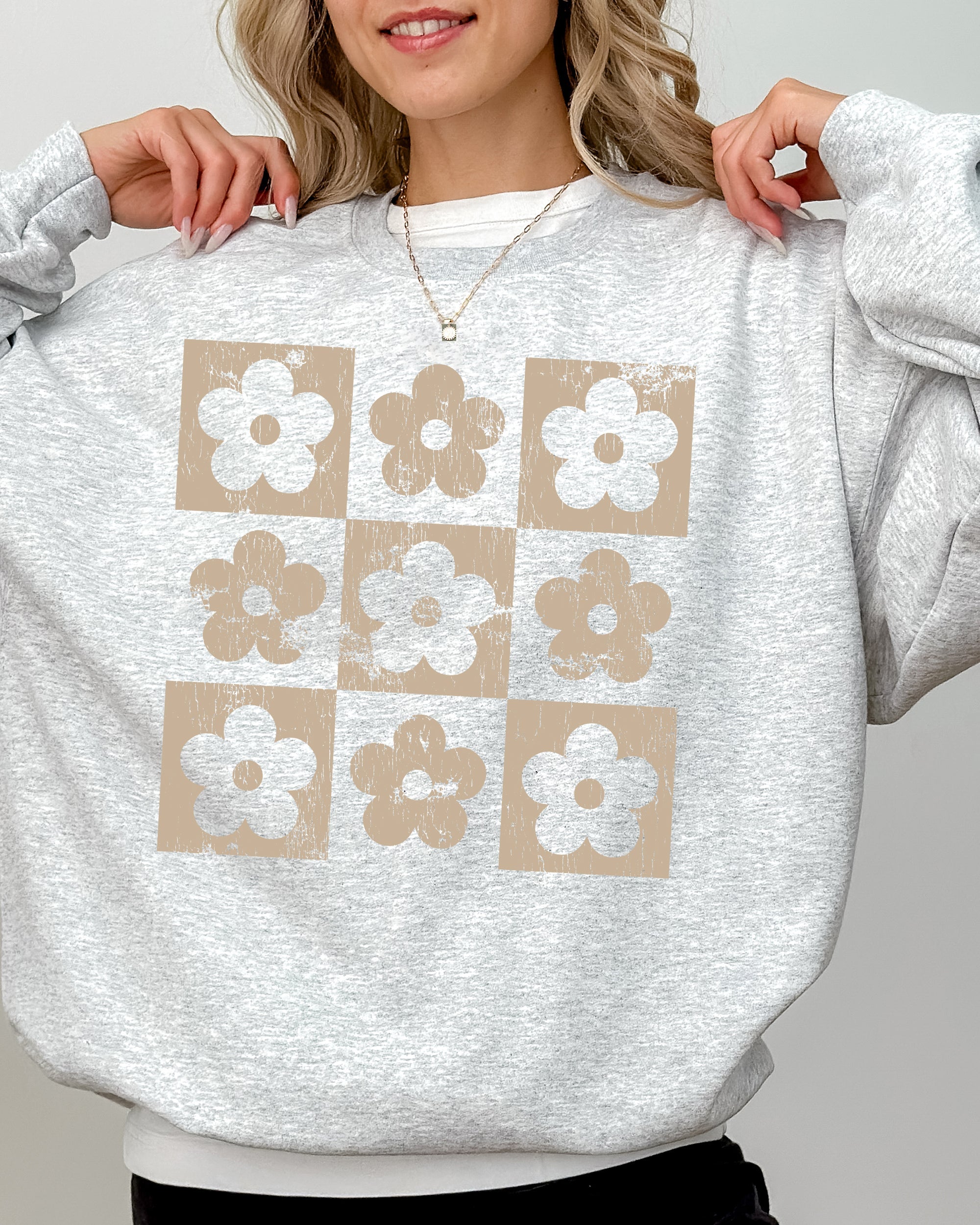 Retro Checkered Flowers Minimalist Vintage Print Artwork Cozy Cotton Blend Sweatshirt