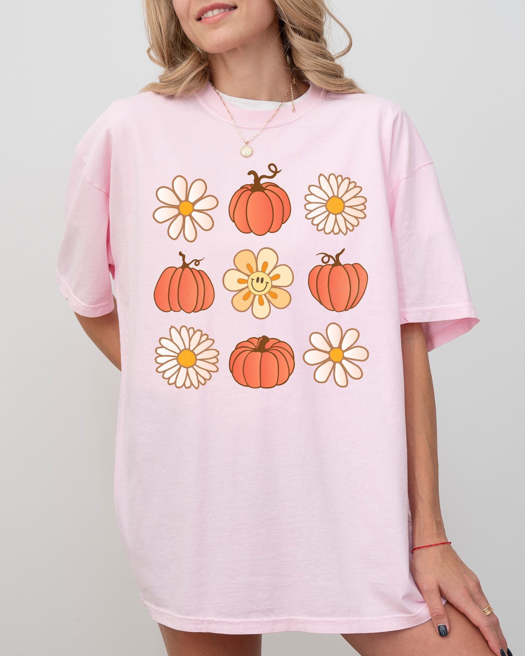 Retro Daisies and Pumpkins Vintage Fall Autumn Thanksgiving Halloween Comfort Colors Tee