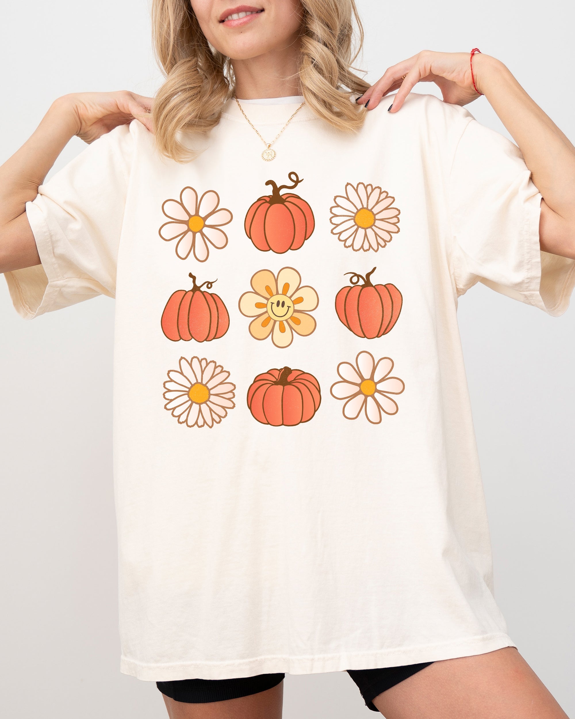 Retro Daisies and Pumpkins Vintage Fall Autumn Thanksgiving Halloween Comfort Colors Tee