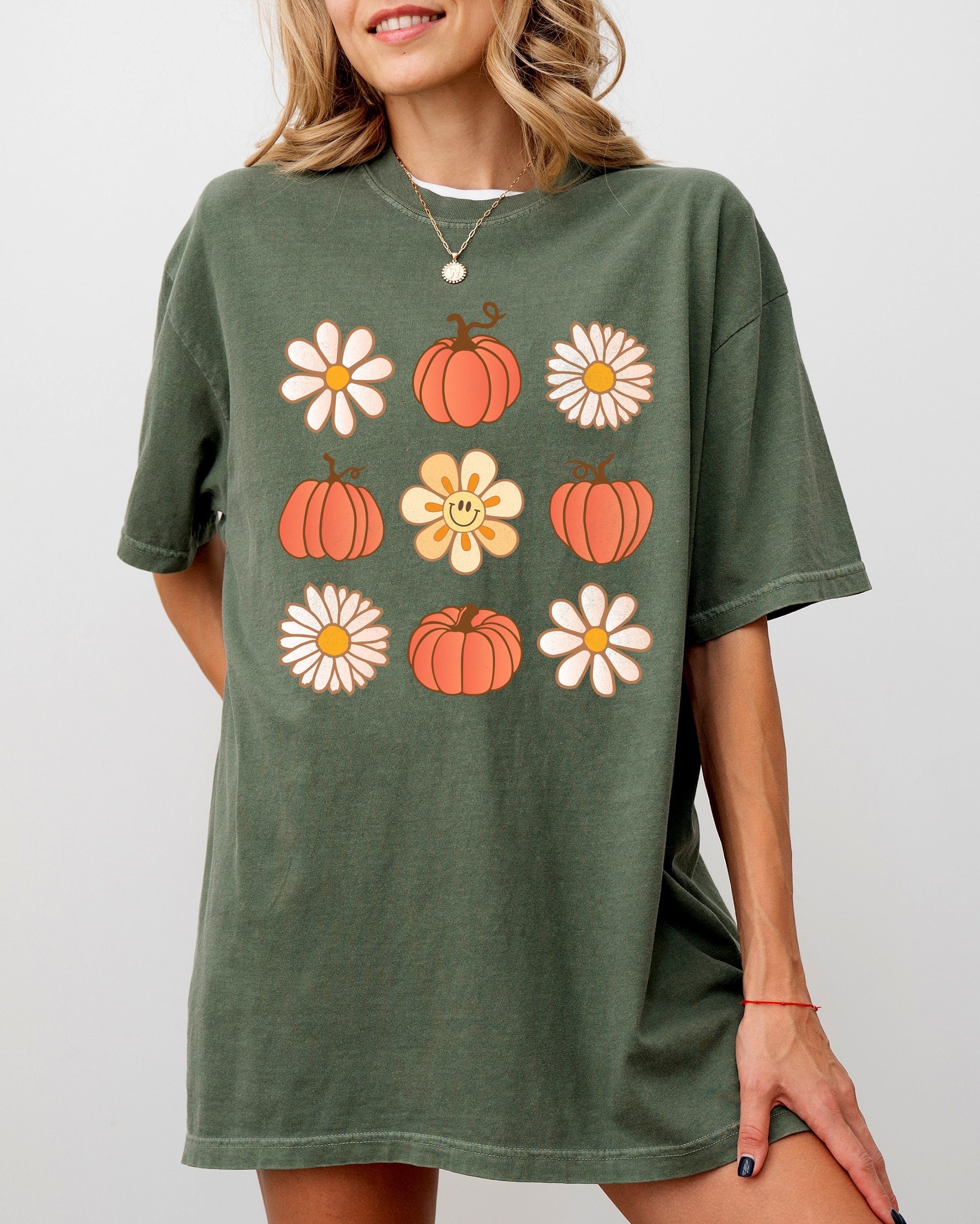 Retro Daisies and Pumpkins Vintage Fall Autumn Thanksgiving Halloween Comfort Colors Tee