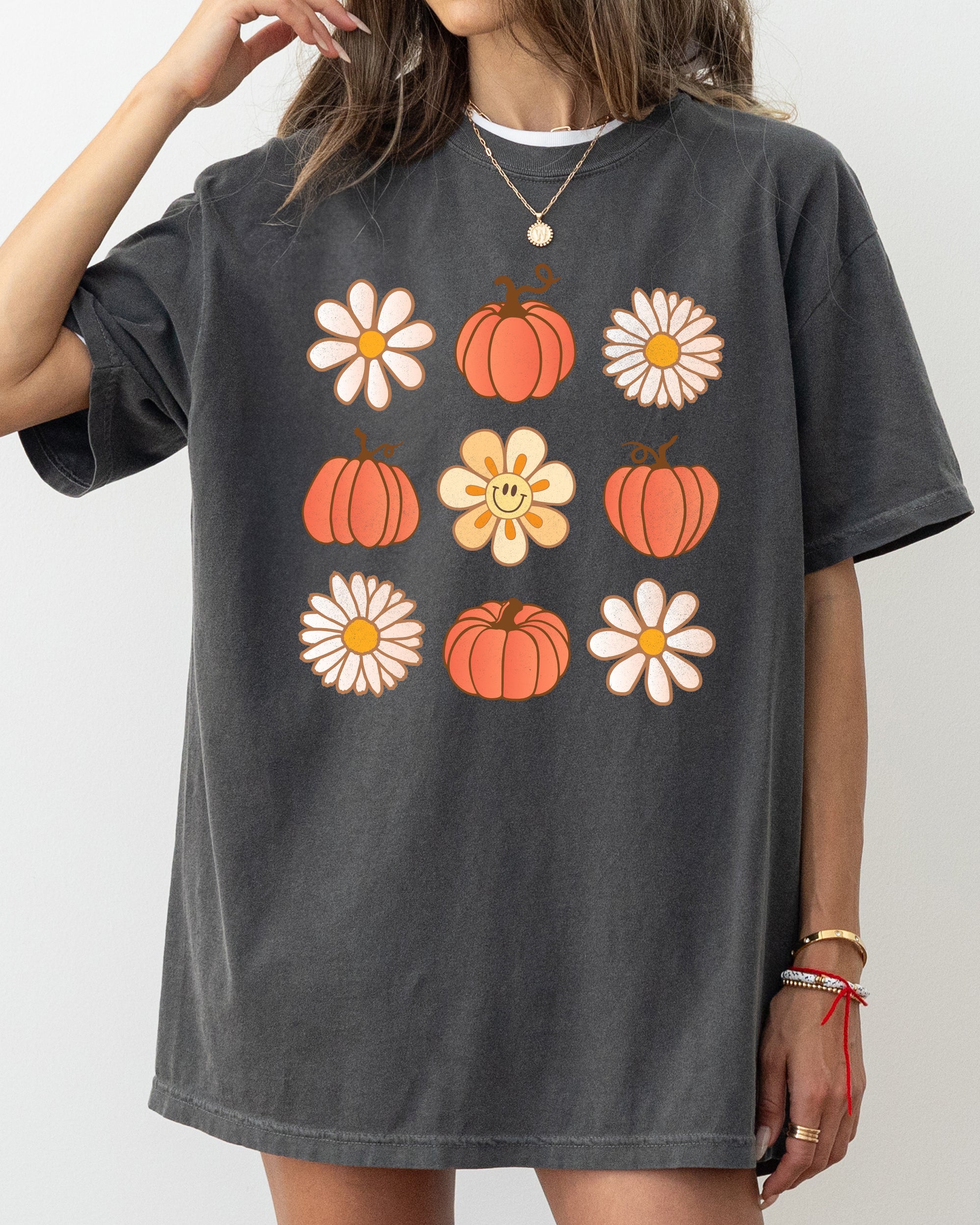 Retro Daisies and Pumpkins Vintage Fall Autumn Thanksgiving Halloween Comfort Colors Tee