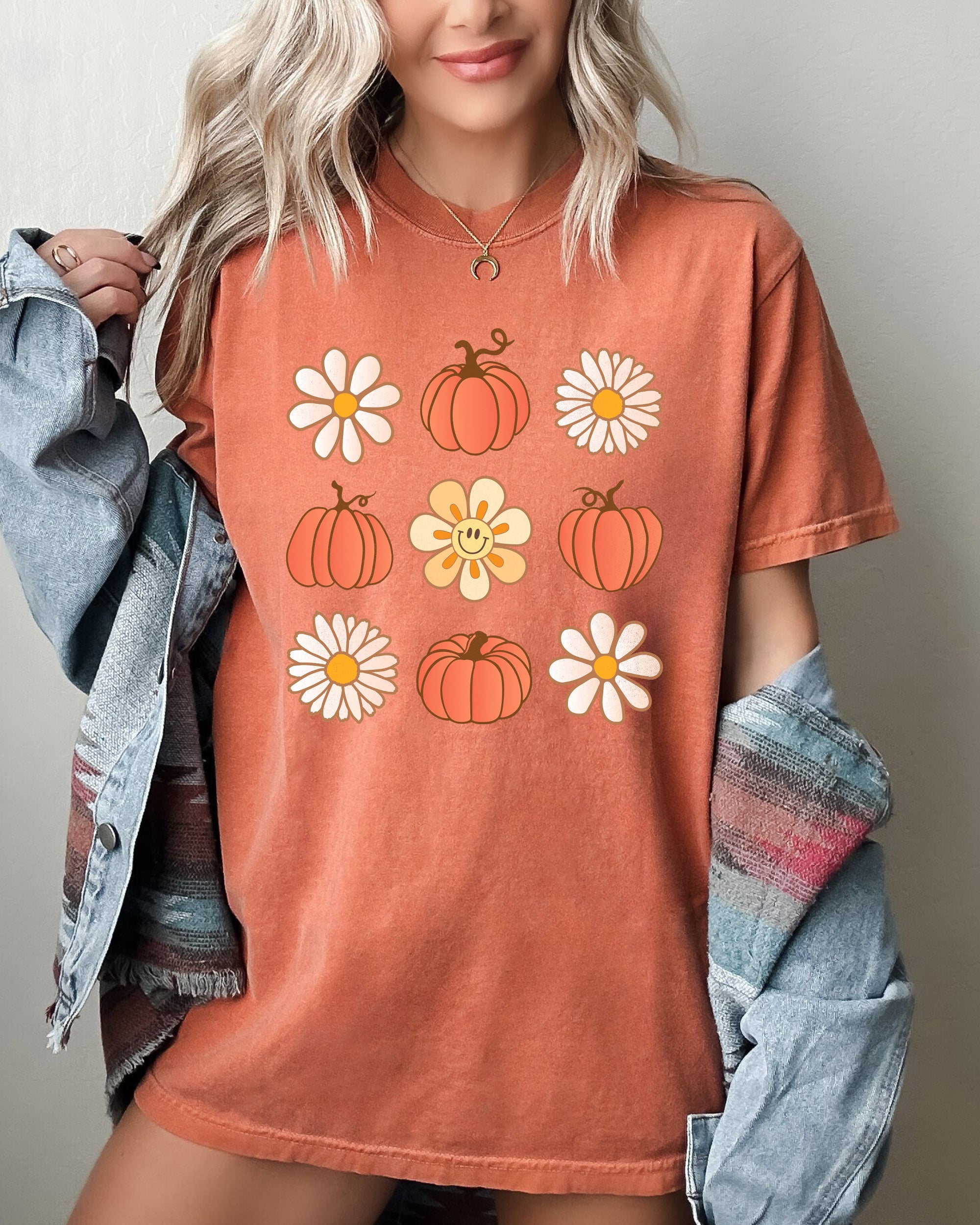 Retro Daisies and Pumpkins Vintage Fall Autumn Thanksgiving Halloween Comfort Colors Tee