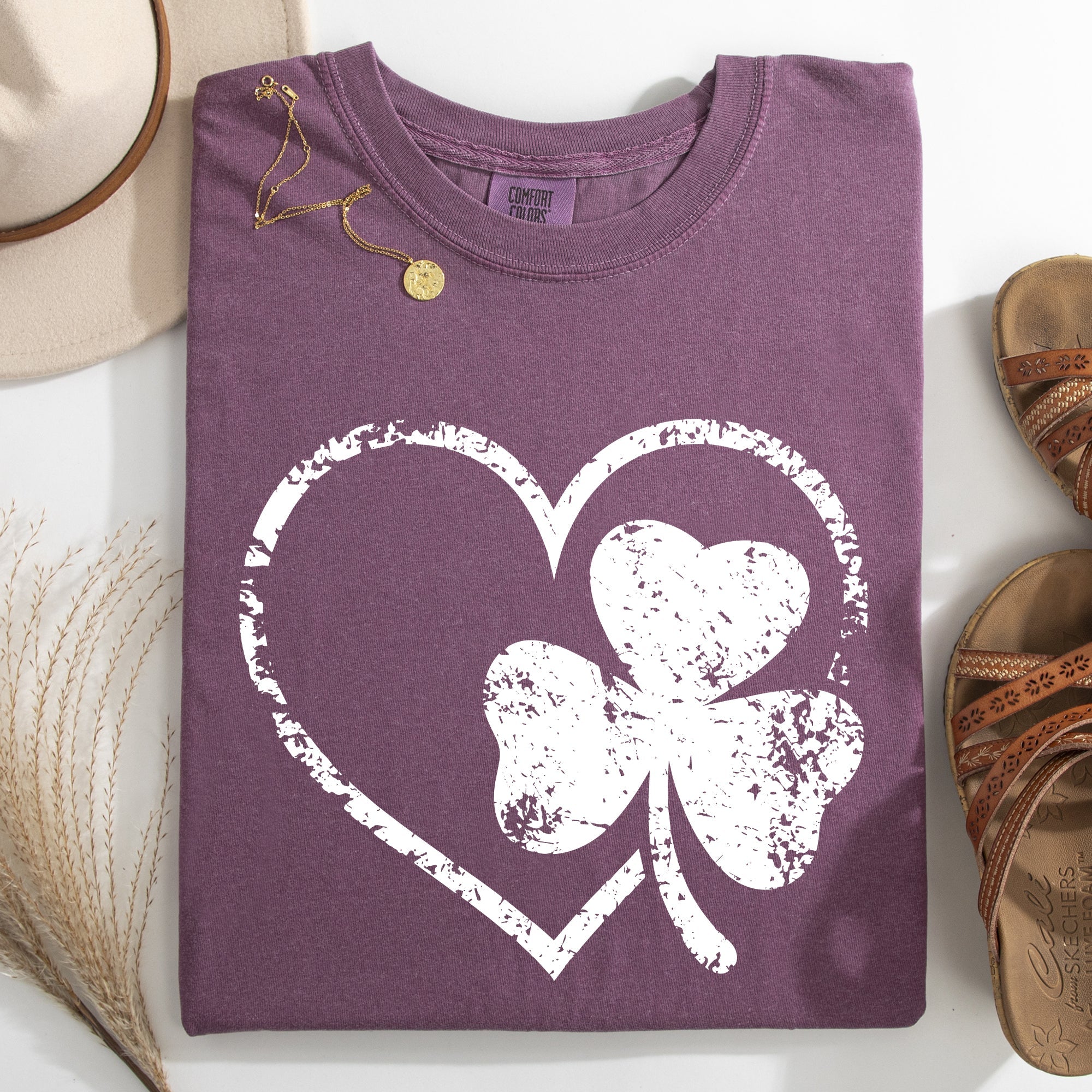 Retro Heart Vintage St Patrick's Day Shamrock Clover Lucky Leprechaun Comfort Colors Tee