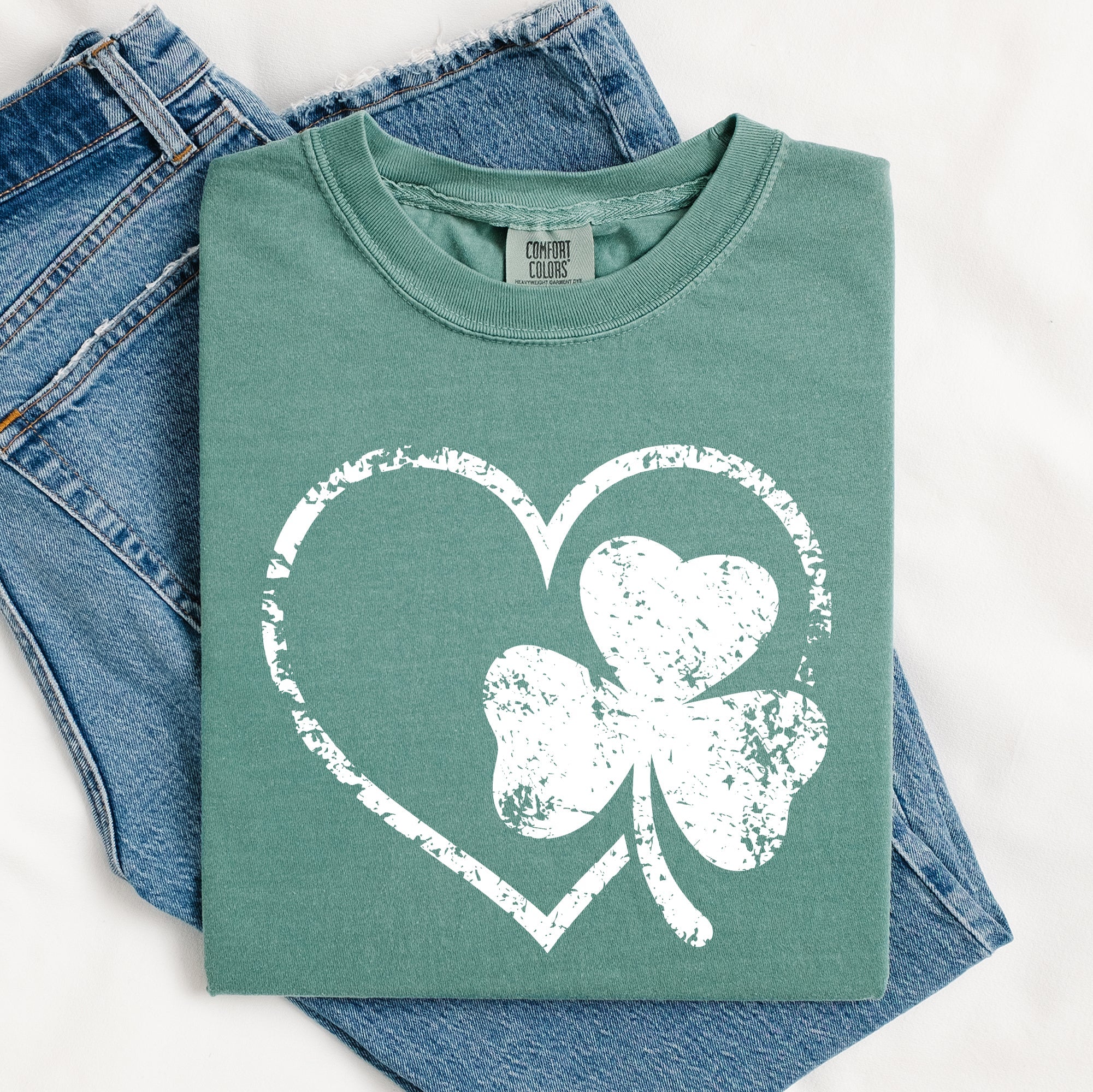 Retro Heart Vintage St Patrick's Day Shamrock Clover Lucky Leprechaun Comfort Colors Tee