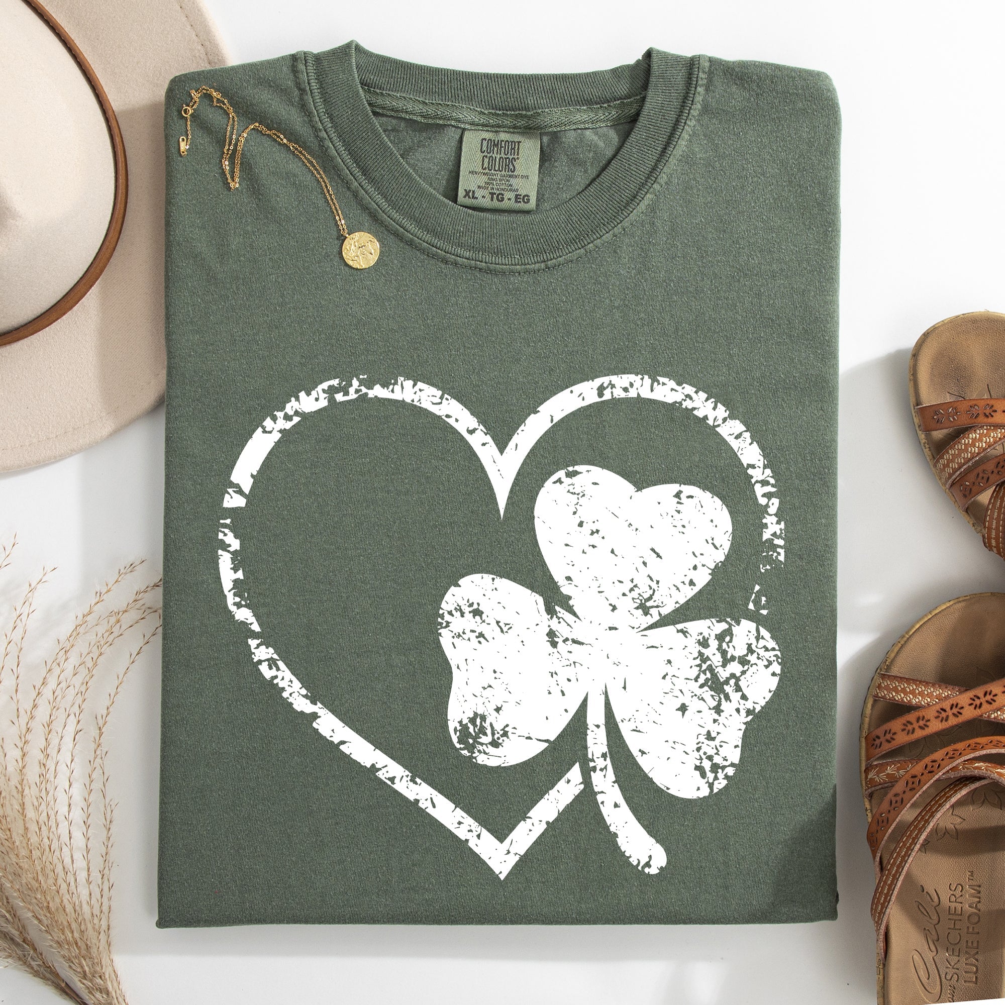 Retro Heart Vintage St Patrick's Day Shamrock Clover Lucky Leprechaun Comfort Colors Tee