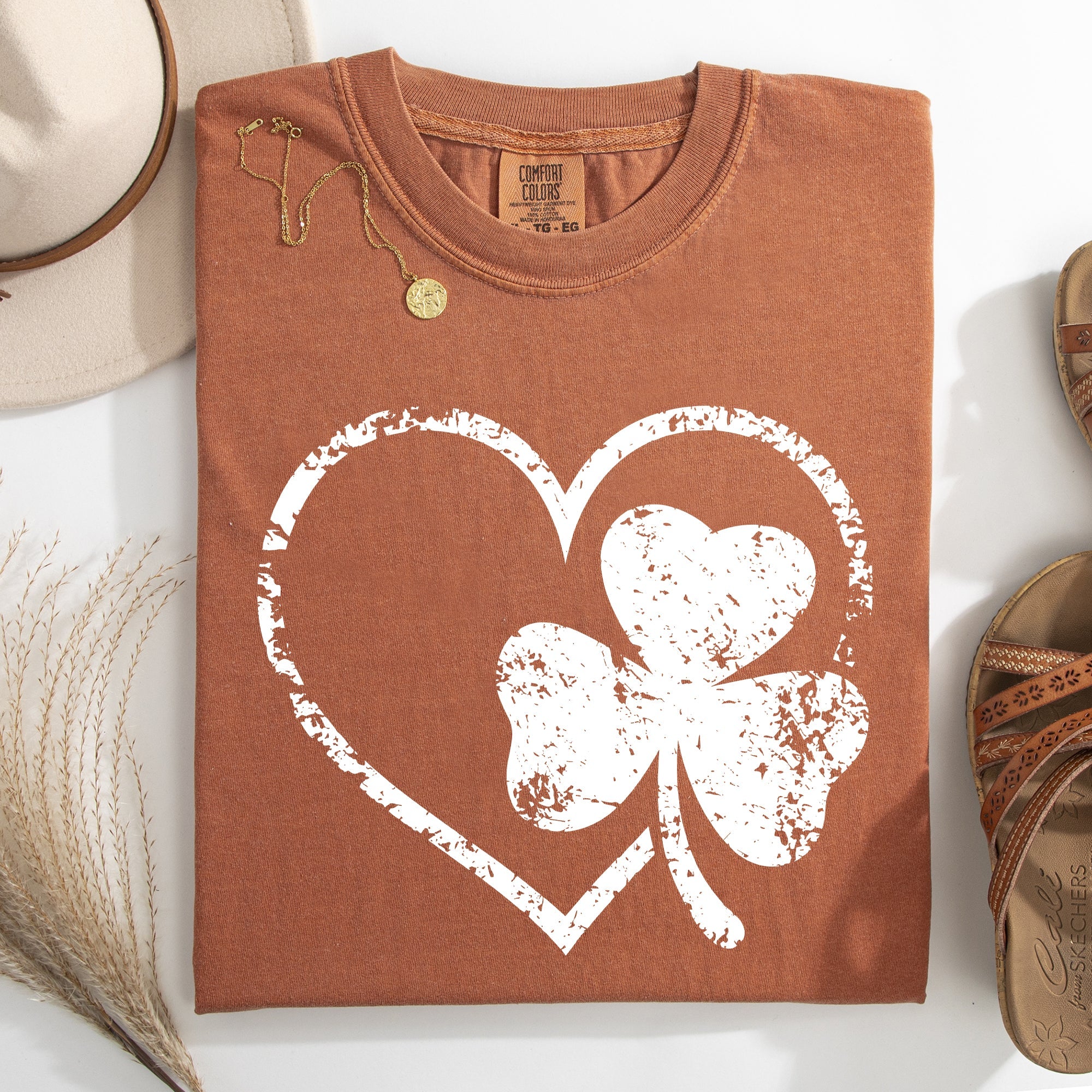 Retro Heart Vintage St Patrick's Day Shamrock Clover Lucky Leprechaun Comfort Colors Tee