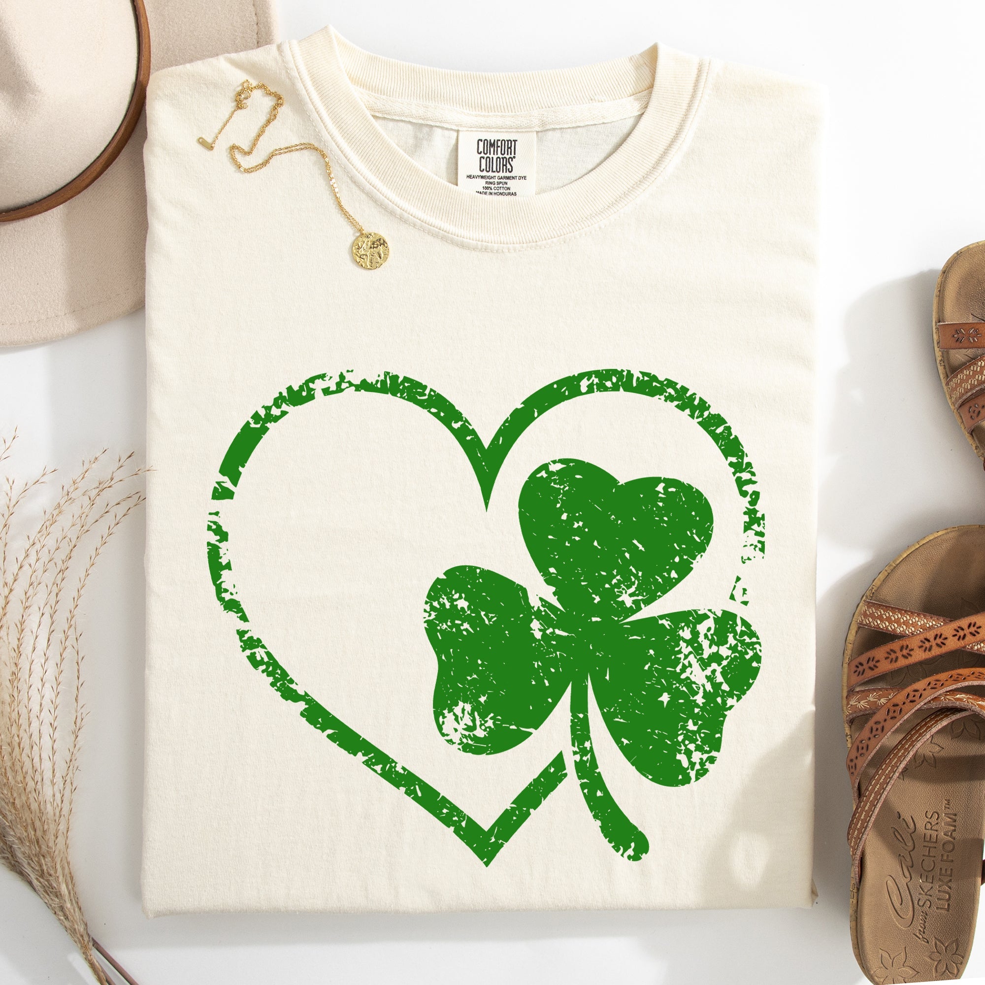Retro Heart Vintage St Patrick's Day Shamrock Clover Lucky Leprechaun Comfort Colors Tee