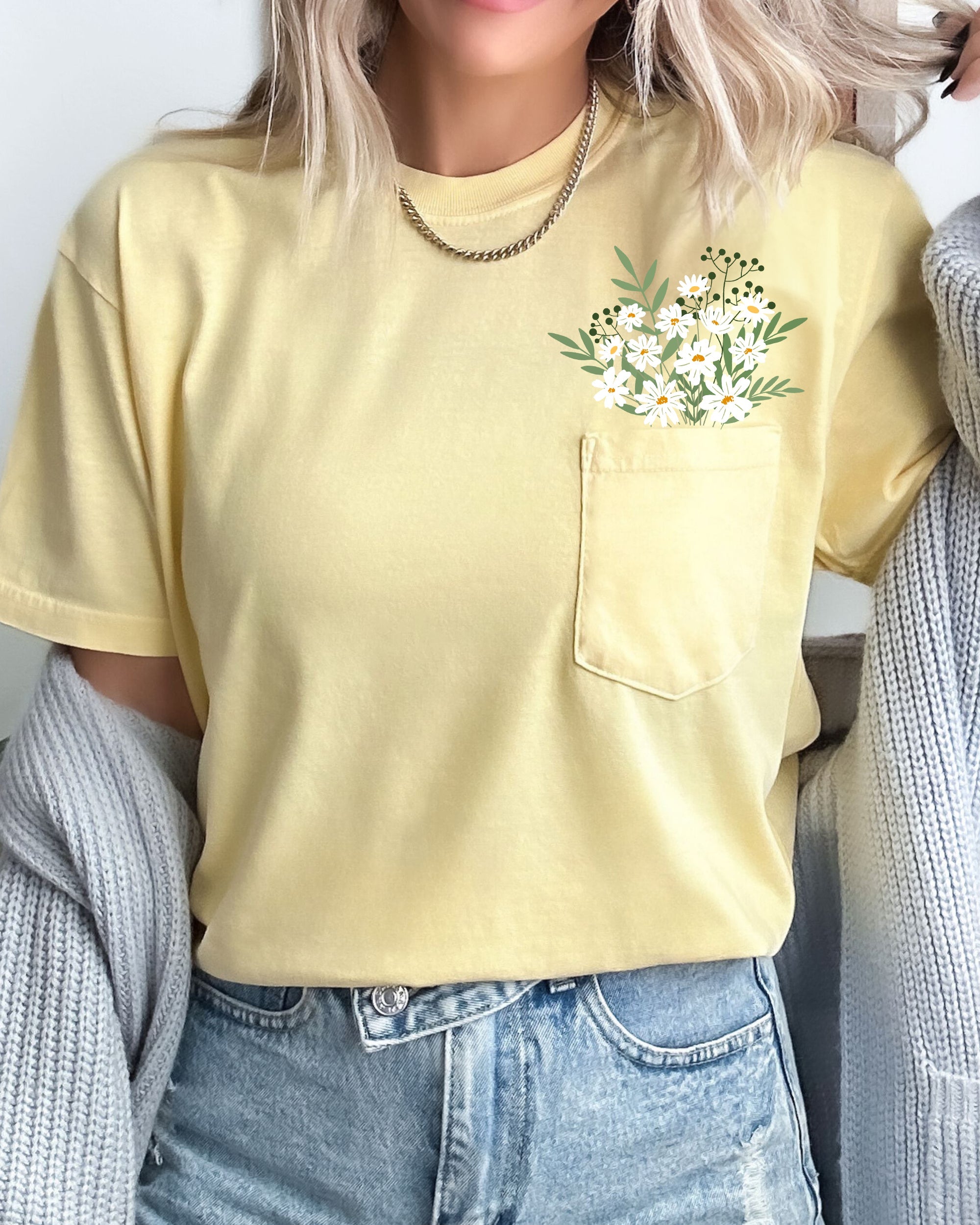 Floral Pocket Vintage Gorgeous Flowers Boho Floral Design Summer Vibes Gardening Festival Nature Comfort Colors Tee