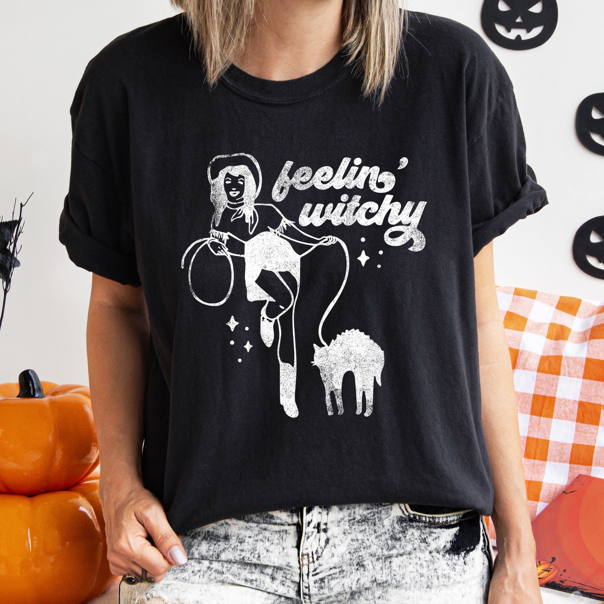 Feelin' Witchy Retro Halloween Vintage Distressed Print Spooky Night Vibes Comfort Colors Tee
