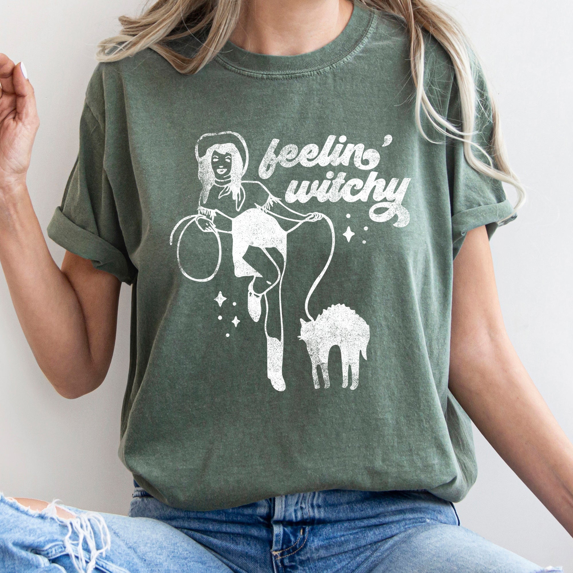 Feelin' Witchy Retro Halloween Vintage Distressed Print Spooky Night Vibes Comfort Colors Tee