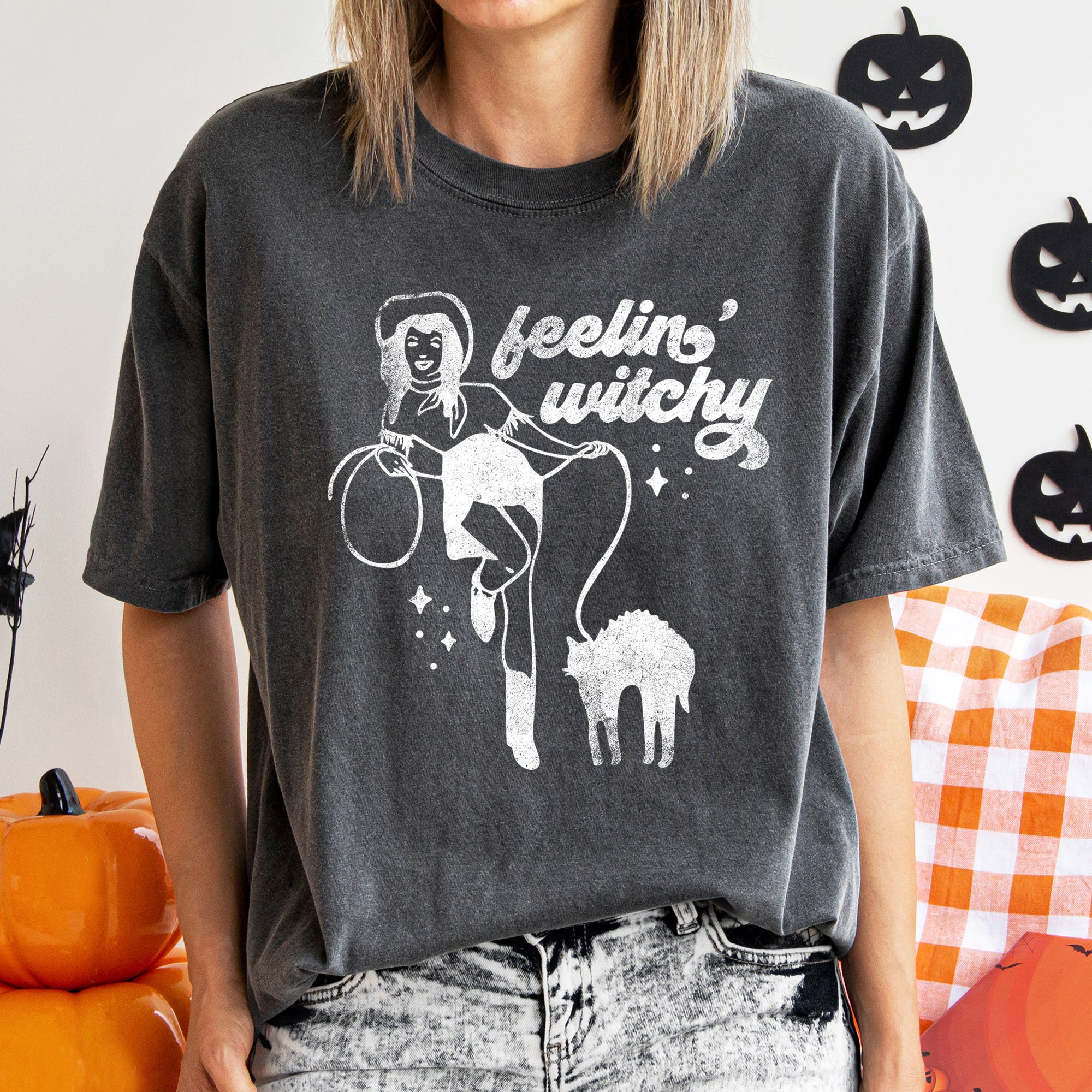 Feelin' Witchy Retro Halloween Vintage Distressed Print Spooky Night Vibes Comfort Colors Tee