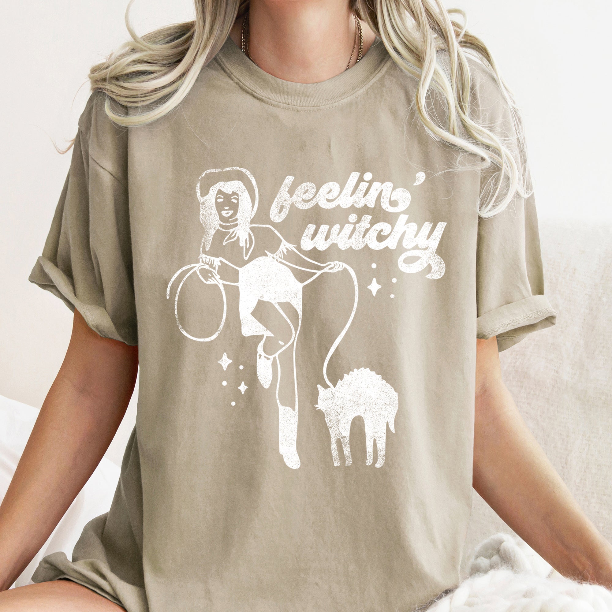 Feelin' Witchy Retro Halloween Vintage Distressed Print Spooky Night Vibes Comfort Colors Tee