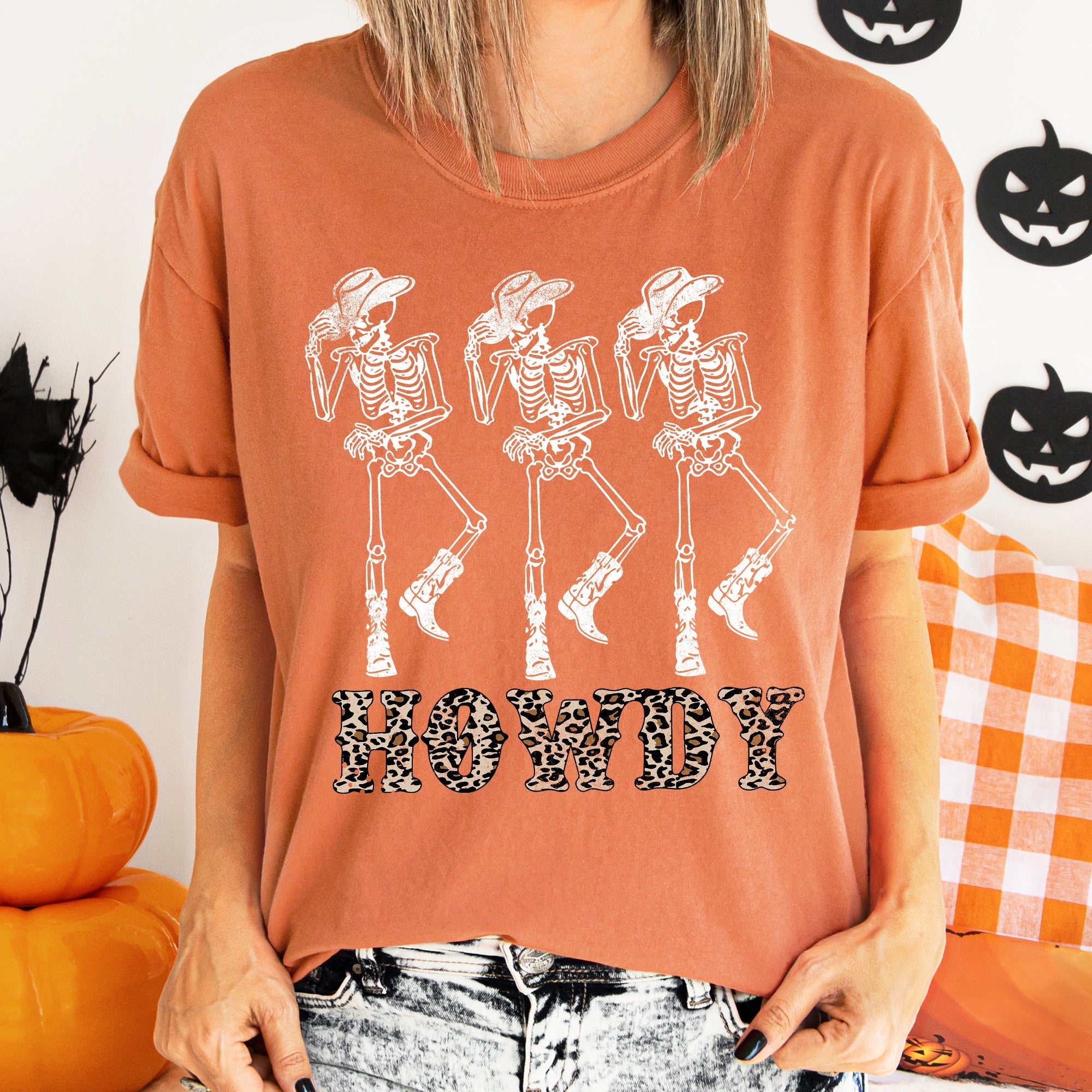 Howdy Leopard Retro Halloween Vintage Leopard Print Night Scene Moonlit Parade Nostalgia Comfort Colors Tee
