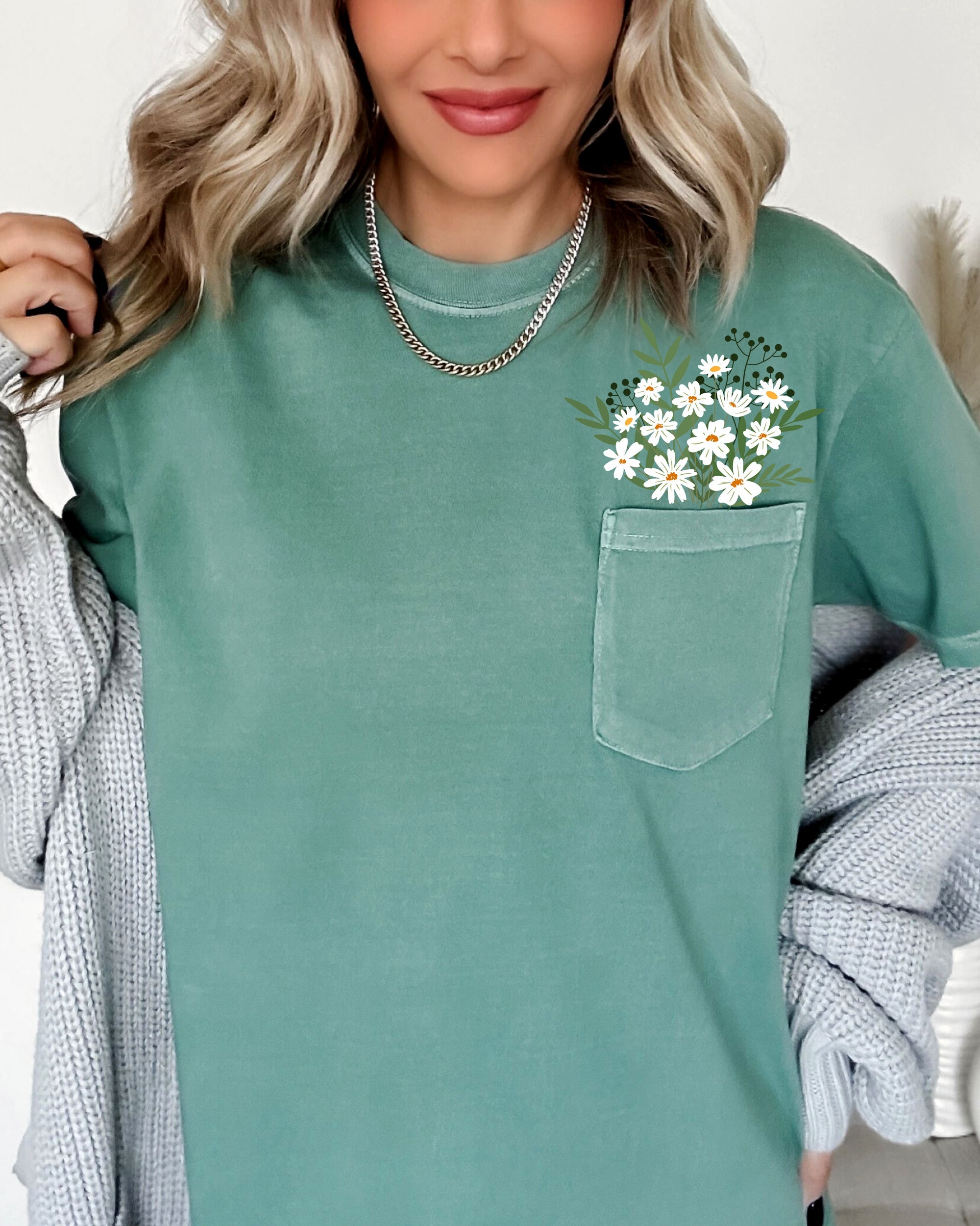 Floral Pocket Vintage Gorgeous Flowers Boho Floral Design Summer Vibes Gardening Festival Nature Comfort Colors Tee